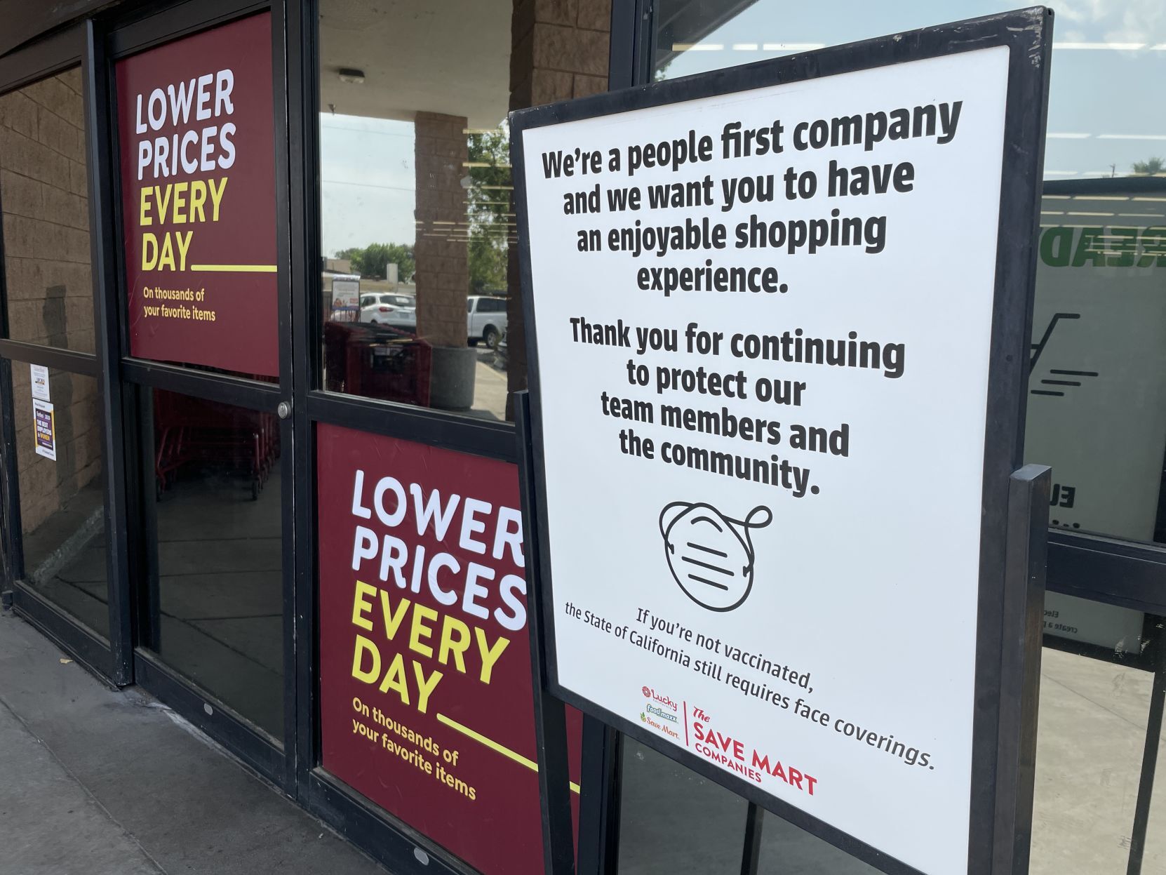 Mask sign at Hanford grocery store